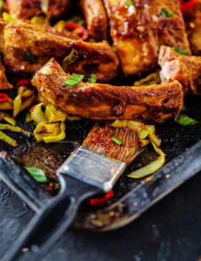 Dilimlenmiş Barbekü Domuz kaburga bir baharatlı kötek ile terbiyeli, kavrulmuş