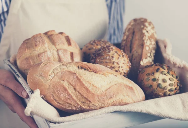 Baker bir tepsi taze ekmek ile devam ediyor.