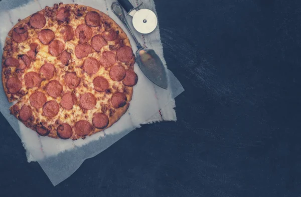 自制腊肠披萨在黑色的背景。顶视图. — 图库照片