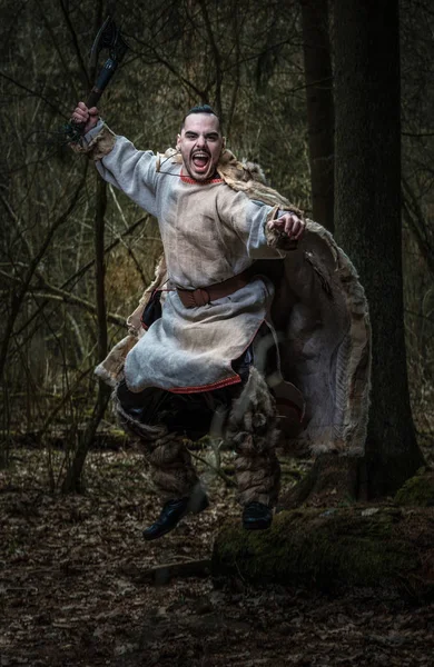 ヴァイキングの戦士が斧で攻撃. — ストック写真
