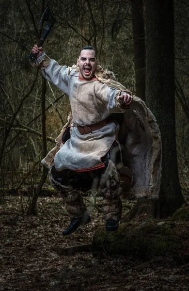 Guerrero Vikingo atacando con hacha . — Foto de Stock