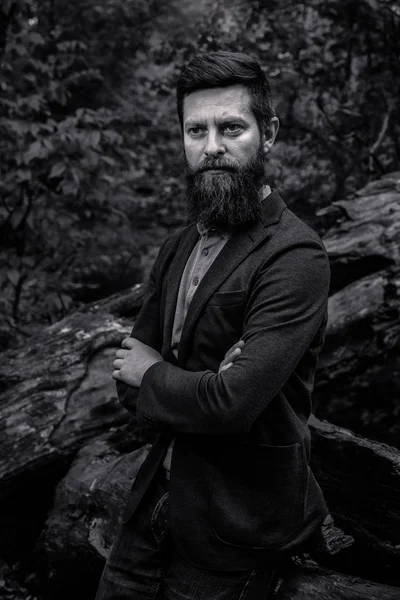 Hombre barbudo guapo en traje clásico pose al aire libre . — Foto de Stock