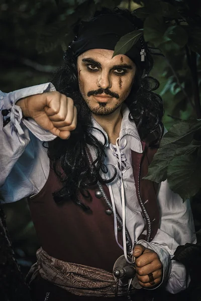 Portret van de mens in een piraat kostuum vormt buiten. — Stockfoto