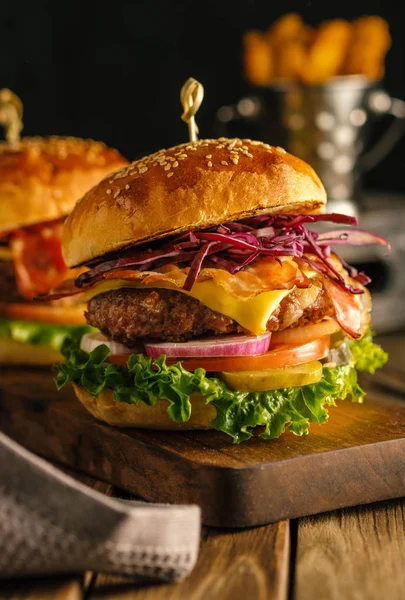 Вкусный свежий бургер с мясом, беконом, сыром и овощами — стоковое фото