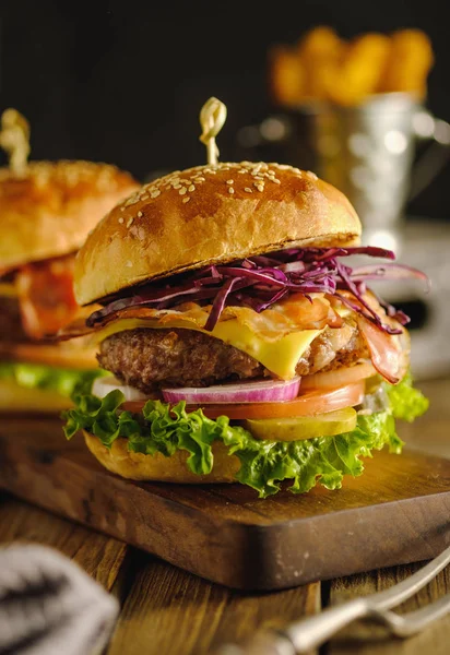 Вкусный свежий гамбургер с мясом, сыром и овощами на Во — стоковое фото