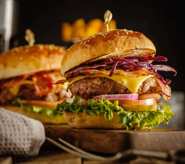 Et, pastırma, peynir ve sebze o lezzetli taze burger