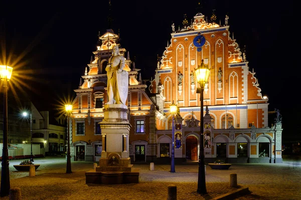 City Hall Square ile eski şehir kulesi olarak siyah nokta evi
