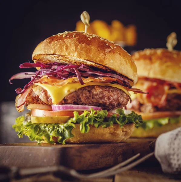 Deliciosa hamburguesa fresca con carne, tocino, queso y verduras o —  Fotos de Stock