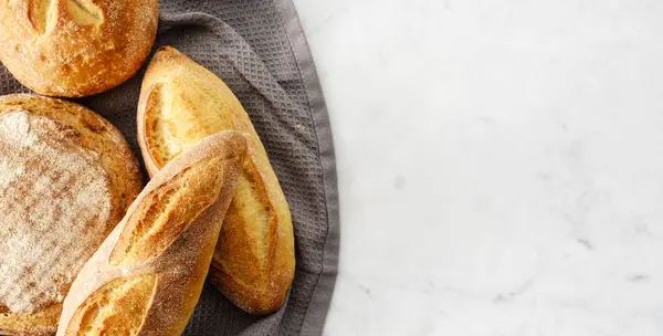 Üstten Görünüm taze ekmek ile kompozisyon.