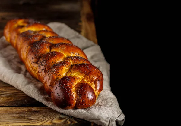 Challah or Hala is a traditional jewish sweet fresh sabbath brea — Stock Photo, Image