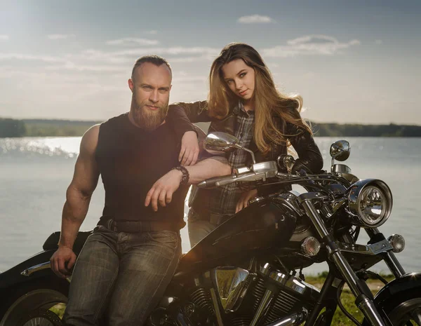 Deux personnes et vélo - jeune femme et homme barbu près de la moto — Photo