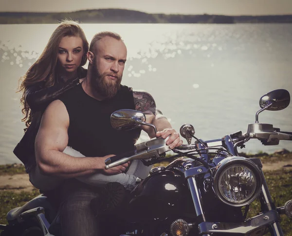 Duas pessoas e bicicleta - mulher jovem e homem barbudo na moto. Conceito de aventura e férias . — Fotografia de Stock