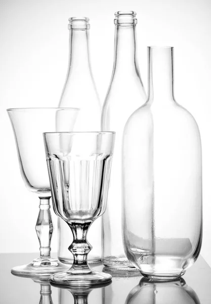 Натюрморт зі скляних пляшок і окулярів . — стокове фото