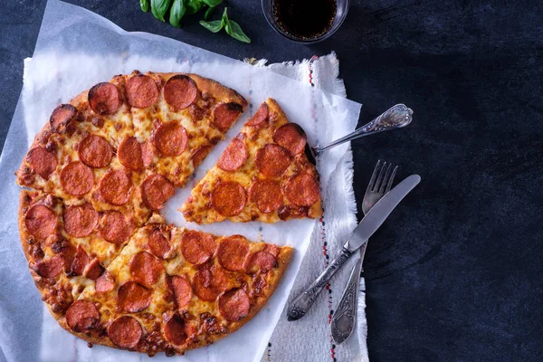 Hemmagjord Pepperoni Pizza över svart bakgrund. Ovanifrån. — Stockfoto