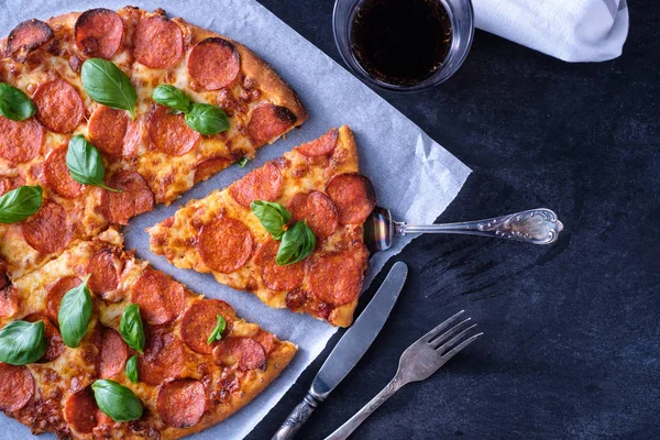 Siyah arka plan üzerine ev yapımı biberli Pizza. Üstten Görünüm.