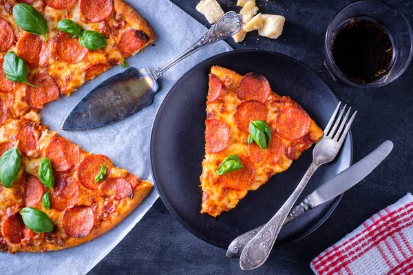 Ev yapımı biberli Pizza tabakta.