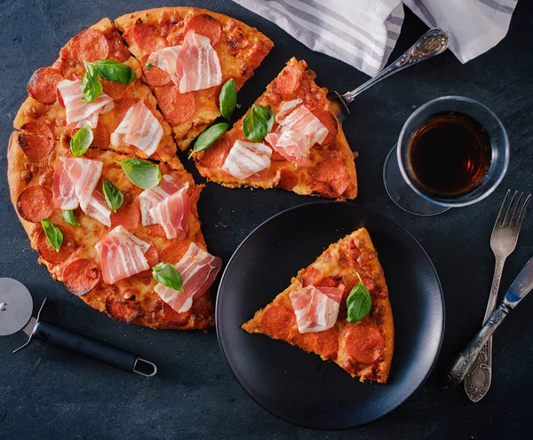 Siyah arka plan üzerinde taze pastırma ile ev yapımı biberli Pizza