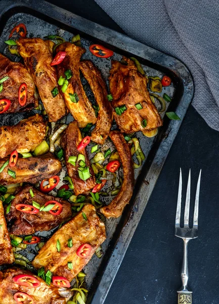 Dilimlenmiş Barbekü Domuz kaburga bir baharatlı kötek ile terbiyeli, kavrulmuş