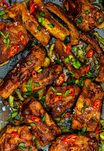 Dilimlenmiş Barbekü Domuz kaburga bir baharatlı kötek ile terbiyeli, kavrulmuş