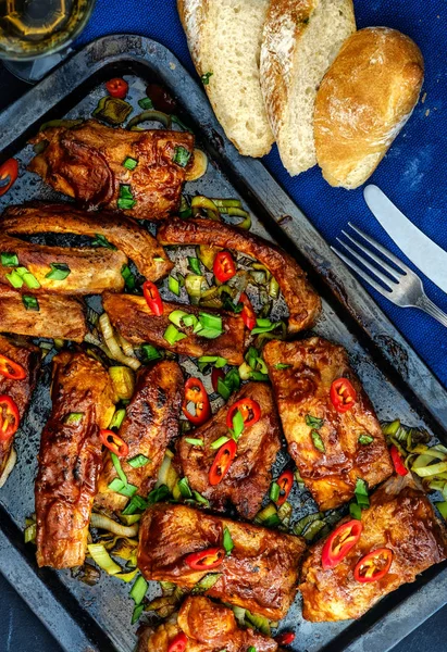 Dilimlenmiş Barbekü Domuz kaburga bir baharatlı kötek ile terbiyeli, kavrulmuş