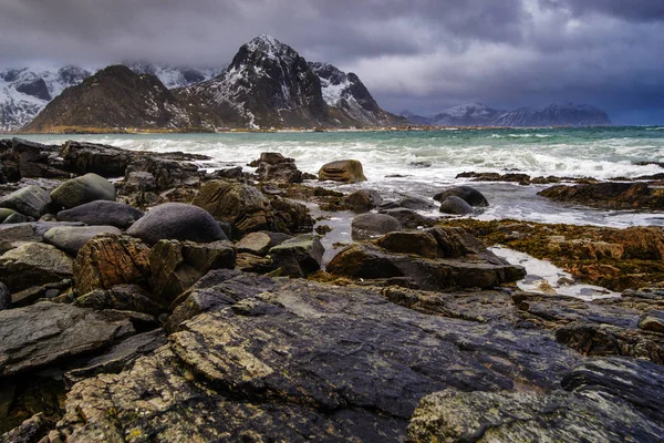 Kayalık sahil. Muhteşem kış dağ manzara denizin üzerinde