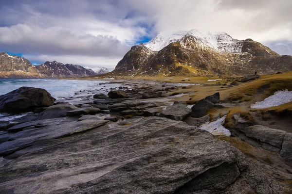 Steniga havsstrand. Magnifika Vinterberg landskap vid havet — Stockfoto