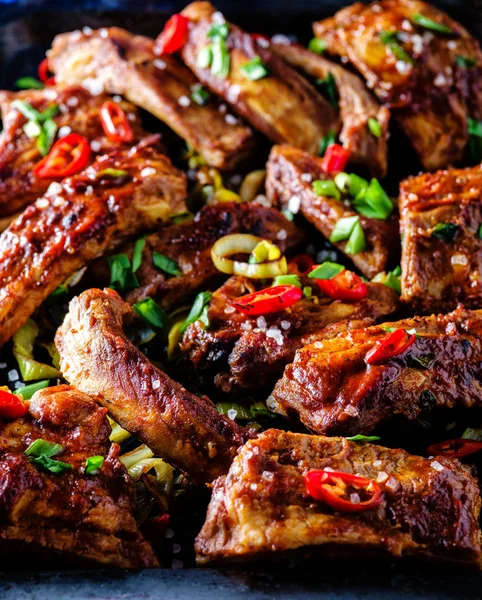 Dilimlenmiş Barbekü Domuz kaburga bir baharatlı kötek ile terbiyeli, kavrulmuş