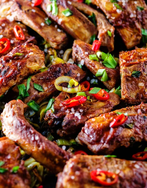 Costelas de porco assadas em fatias de churrasco, temperadas com um tempero picante — Fotografia de Stock