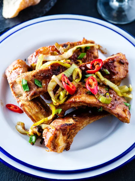 Dilimlenmiş Barbekü Domuz kaburga bir baharatlı kötek ile terbiyeli, kavrulmuş