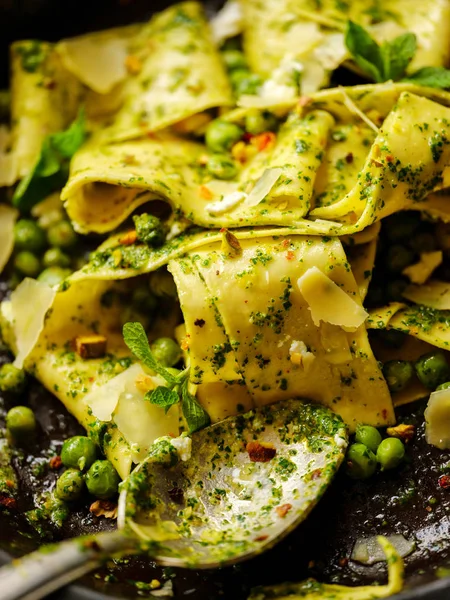 Pappardelle makarna bir close-Up bezelye, pesto, nane ve peynir ile 