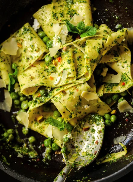 Pappardelle makarna bir close-Up bezelye, pesto, nane ve peynir ile 