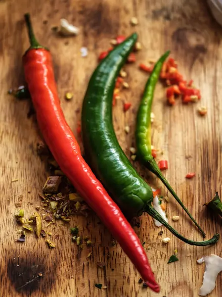 Ahşap kesme tahtası üzerinde kırmızı ve yeşil biber biber. 