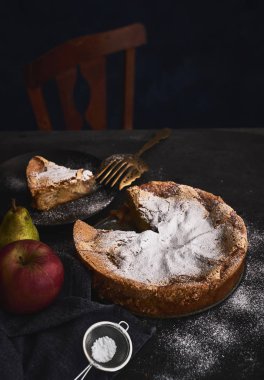 Ev yapımı elma pasta tatlı hazır yemek için karanlık bir masaya servis