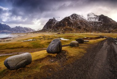 Muhteşem kış dağ deniz manzara.