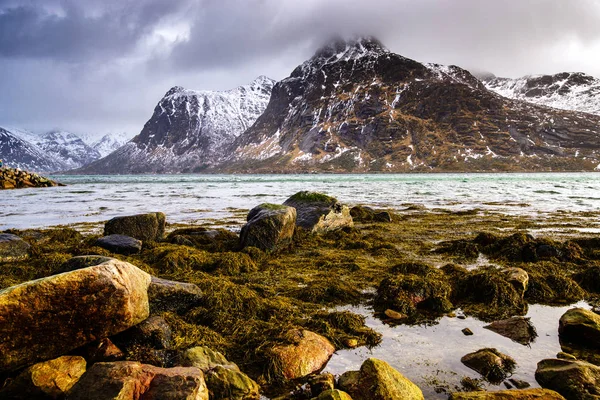 Magnífico paisaje de montaña de invierno junto al mar . — Foto de Stock