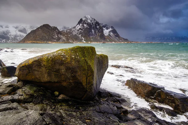 Magnífico paisaje de montaña de invierno junto al mar. Orilla rocosa del mar — Foto de Stock