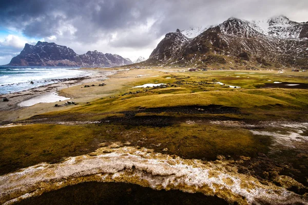 Muhteşem kış dağ deniz manzara.