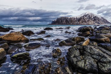 Muhteşem kış dağ deniz manzara.