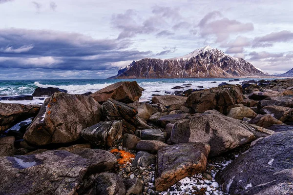 Skagsanden Playa en las Islas Lofoten, Noruega en el invierno en — Foto de Stock