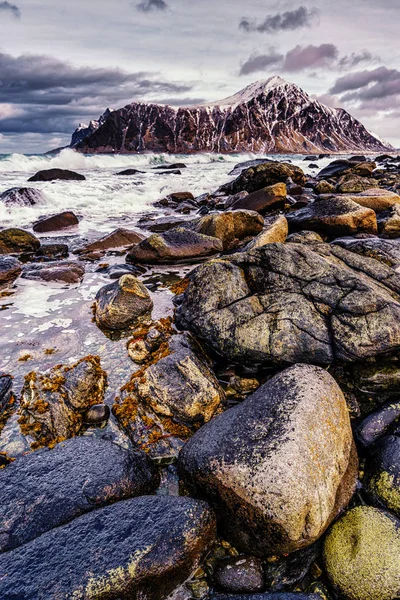 Orilla rocosa. Magnífico paisaje de montaña de invierno en el mar — Foto de Stock