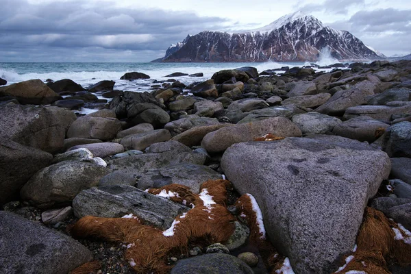Magnífico paisaje de montaña de invierno junto al mar . — Foto de Stock