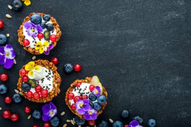 Tatlı ayçiçeği tohumu, yoğurt ve taze çilek ile