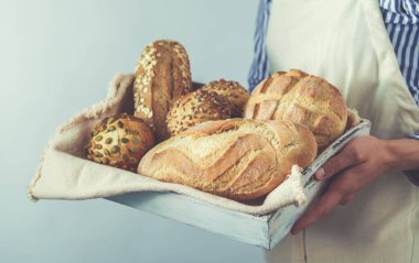 Yakın çekim görüntü taze baget paketi tutan kadın