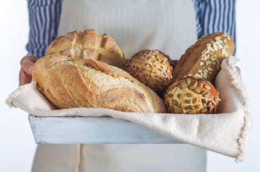Taze ekmek çeşitleri tutan kadın.