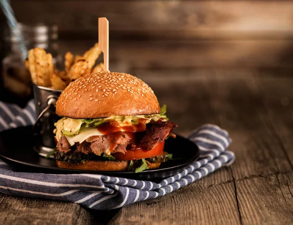 Čerstvě vařené domácí burger s sekané hovězí maso, sýr a fre — Stock fotografie