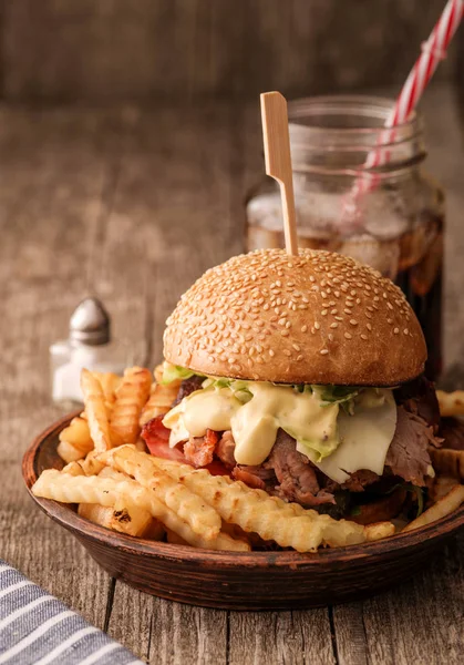 Свежеприготовленный домашний бургер с рубленой говядиной, сыром и фри — стоковое фото