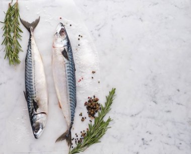 Taze çiğ uskumru balığı taze otlar ve baharatlar ile masada