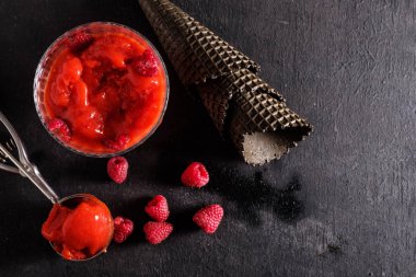 Ahududu sorbe koyu arka plan üzerinde.