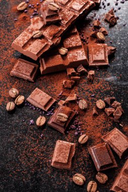 Kırık mermer üzerinde çikolata parçaları ve kakao tozu. 