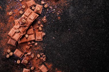 Kırık mermer üzerinde çikolata parçaları ve kakao tozu. 